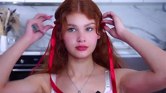 Snapshot of YettaCalabria chatting on 12/16/25, 12:09 YettaCalabria online show from 12/16/25, 12:09