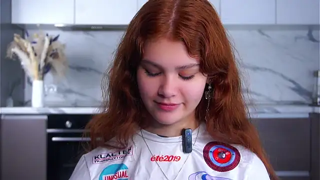 Snapshot of YettaCalabria chatting on 12/18/25, 11:25 YettaCalabria online show from 12/18/25, 11:25