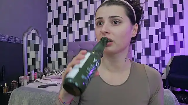 venusinylons online show from 11/15/25, 01:59