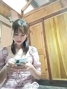 Snapshot of Em_xinh01 chatting on 11/16/25, 05:23 Em xinh01 online show from 11/16/25, 05:23