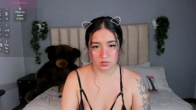 Amber Smitt19 online show from 10/31/25, 03:08
