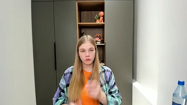 Snapshot of LuciaTiell chatting on 10/28/25, 08:46 LuciaTiell online show from 10/28/25, 08:46