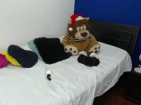 EmmilyConnor online show from 12/17/25, 02:44