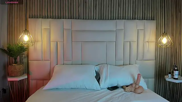 VenuzSofia online show from 12/04/25, 10:42