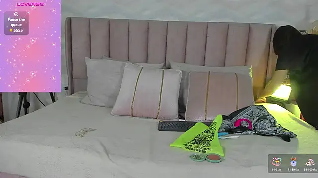 alaya noir  online show from 11/25/25, 12:16