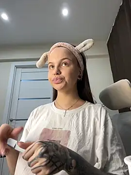 Snapshot of KissMeSashaPlz chatting on 10/31/25, 01:13 KissMeSashaPlz online show from 10/31/25, 01:13