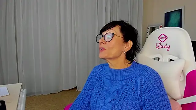 Snapshot of mollyflowss chatting on 10/28/25, 12:04 mollyflowss online show from 10/28/25, 12:04