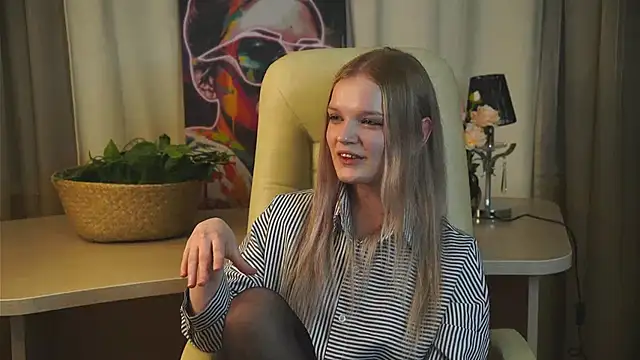 Snapshot of BrennaTout chatting on 10/28/25, 12:26 BrennaTout online show from 10/28/25, 12:26