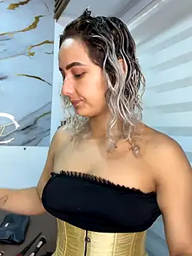 Snapshot of 99_natalia chatting on 10/31/25, 06:26 99 natalia online show from 10/31/25, 06:26