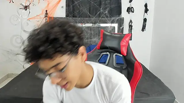 Snapshot of Maximiliano_Khalil chatting on 10/28/25, 07:35 Maximiliano Khalil online show from 10/28/25, 07:35