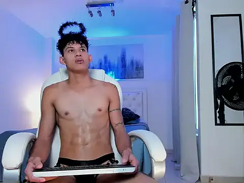 KamiSuarez online show from 11/21/25, 06:51