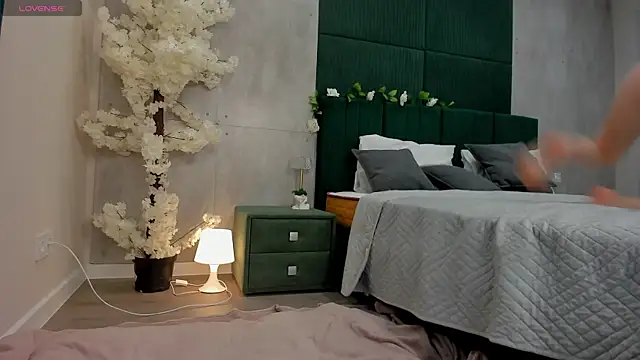 Melanie Ryer online show from 11/19/25, 12:43