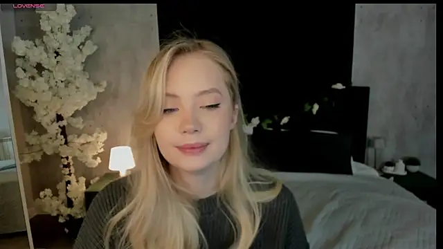 Melanie Ryer online show from 12/14/25, 12:28