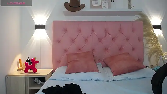 Snapshot of victoria_243 chatting on 12/15/25, 05:57 victoria 243 online show from 12/15/25, 05:57