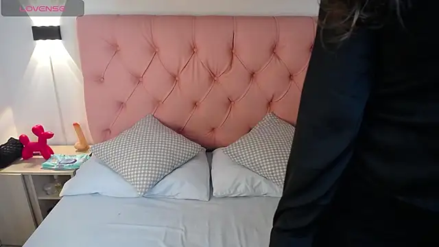 Snapshot of victoria_243 chatting on 11/21/25, 02:21 victoria 243 online show from 11/21/25, 02:21