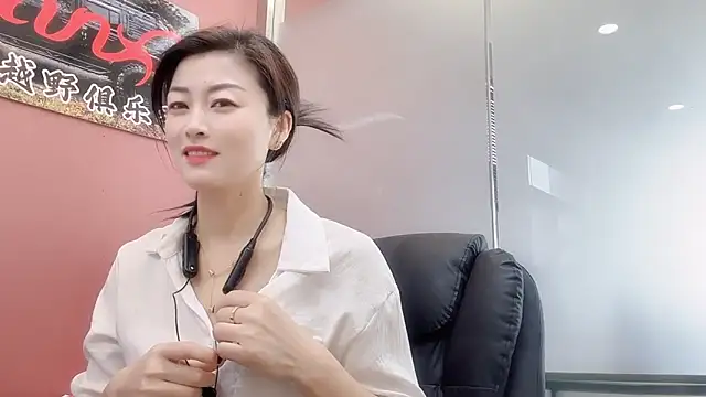 Snapshot of Maneki-neku chatting on 11/02/25, 03:22 Maneki-neku online show from 11/02/25, 03:22