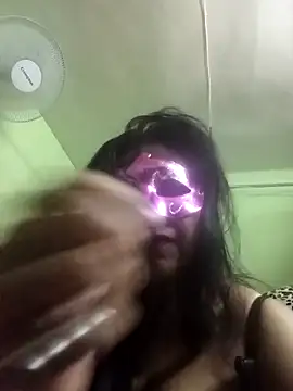 Snapshot of LOVE__RANI chatting on 06/20/26, 04:06 LOVE RANI online show from 06/20/26, 04:06