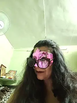 Snapshot of LOVE__RANI chatting on 06/15/26, 07:35 LOVE RANI online show from 06/15/26, 07:35