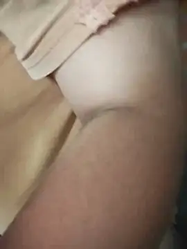 Snapshot of -Hazel-123 chatting on 10/30/25, 02:10 -Hazel-123 online show from 10/30/25, 02:10