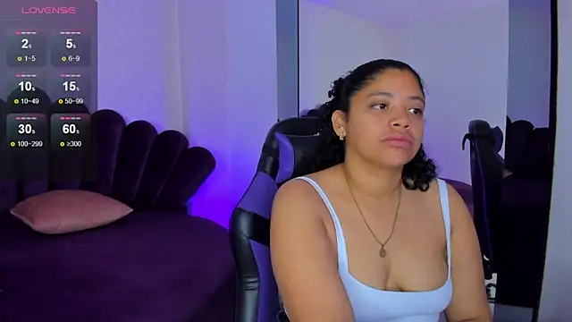 Snapshot of Siara_24 chatting on 10/30/25, 02:04 Siara 24 online show from 10/30/25, 02:04