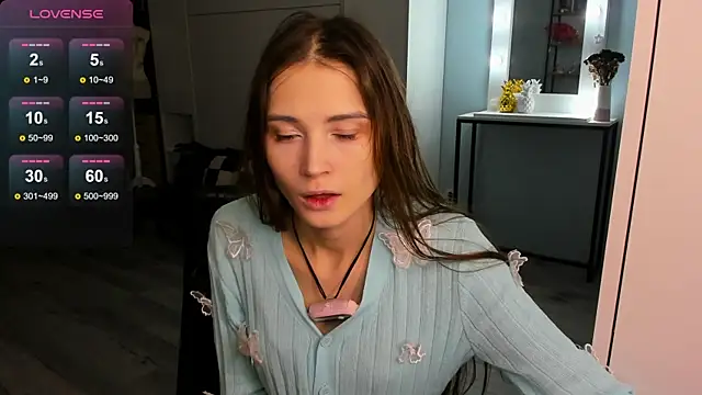 Hana Flo  online show from 12/18/25, 02:10