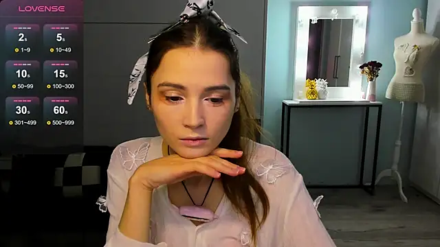 Hana Flo  online show from 12/15/25, 02:12