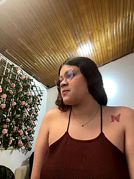 Snapshot of Tharafresneda_ chatting on 10/29/25, 02:27 Tharafresneda  online show from 10/29/25, 02:27