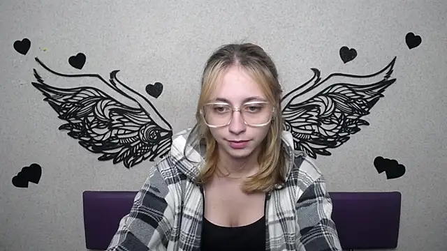 TracyLll online show from 11/23/25, 12:04