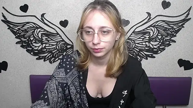 TracyLll online show from 12/05/25, 06:23