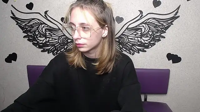 TracyLll online show from 12/01/25, 11:44