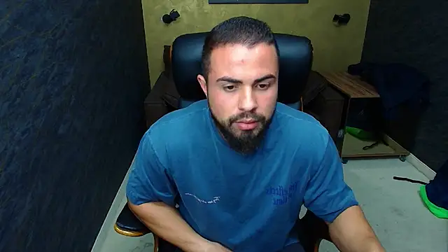 Snapshot of HayesWood chatting on 10/31/25, 05:59 HayesWood online show from 10/31/25, 05:59