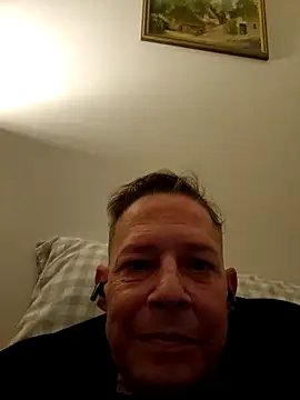 Snapshot of English1976 chatting on 10/28/25, 06:51 English1976 online show from 10/28/25, 06:51