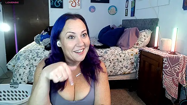 Snapshot of kristallic chatting on 12/15/25, 05:41 kristallic online show from 12/15/25, 05:41