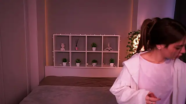 Snapshot of LauraHansil chatting on 11/08/25, 07:01 LauraHansil online show from 11/08/25, 07:01