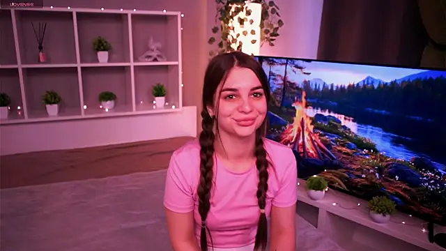 Snapshot of LauraHansil chatting on 11/05/25, 08:39 LauraHansil online show from 11/05/25, 08:39