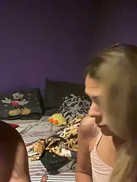 Snapshot of sabrinaneves chatting on 12/14/25, 01:17 sabrinaneves online show from 12/14/25, 01:17