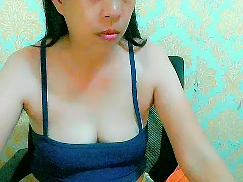 Snapshot of nhicole4u chatting on 10/30/25, 02:47 nhicole4u online show from 10/30/25, 02:47