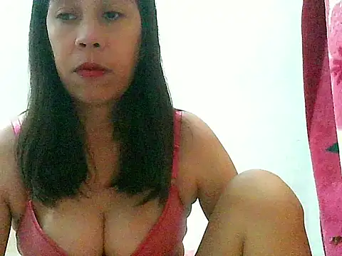 Snapshot of nhicole4u chatting on 11/13/25, 01:26 nhicole4u online show from 11/13/25, 01:26