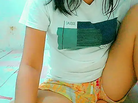 Snapshot of nhicole4u chatting on 11/09/25, 12:53 nhicole4u online show from 11/09/25, 12:53