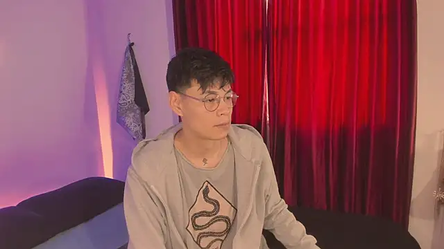 Snapshot of estmonnn chatting on 11/15/25, 09:19 estmonnn online show from 11/15/25, 09:19