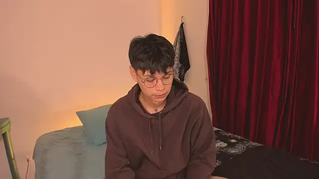 Snapshot of estmonnn chatting on 11/07/25, 12:04 estmonnn online show from 11/07/25, 12:04