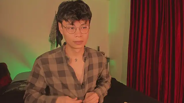 Snapshot of estmonnn chatting on 12/17/25, 12:04 estmonnn online show from 12/17/25, 12:04