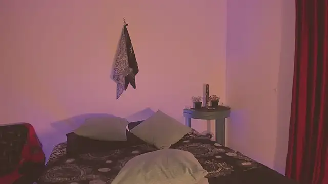 Snapshot of estmonnn chatting on 12/18/25, 01:55 estmonnn online show from 12/18/25, 01:55