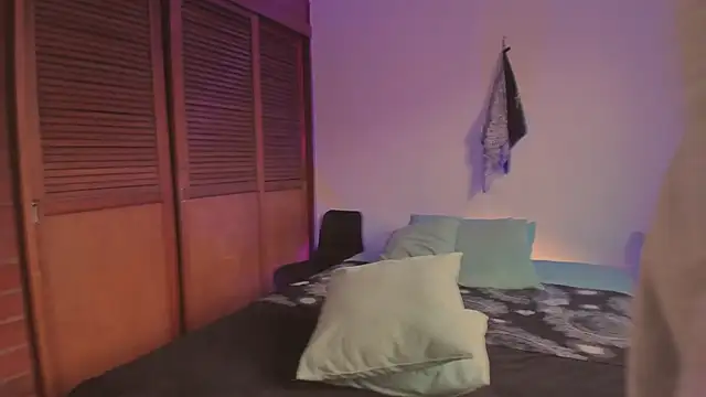 Snapshot of estmonnn chatting on 12/15/25, 10:04 estmonnn online show from 12/15/25, 10:04