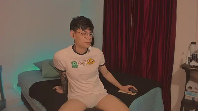 Snapshot of estmonnn chatting on 12/02/25, 11:17 estmonnn online show from 12/02/25, 11:17