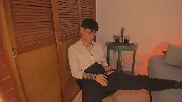 Snapshot of estmonnn chatting on 11/29/25, 12:11 estmonnn online show from 11/29/25, 12:11