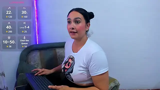 Isa-Giraldo online show from 11/12/25, 08:56