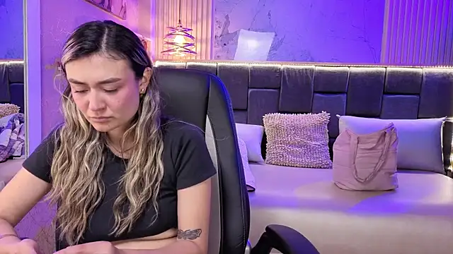 Im-Lola online show from 11/26/25, 07:58