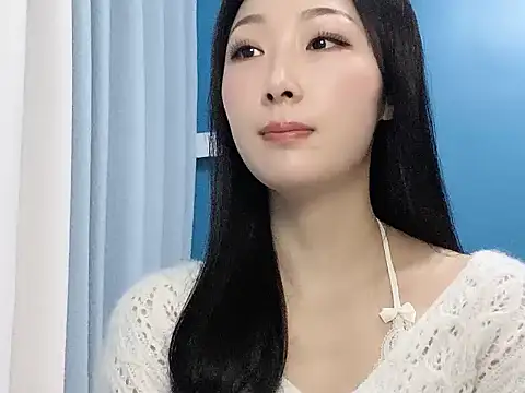 Snapshot of ella55-- chatting on 11/08/25, 01:53 ella55-- online show from 11/08/25, 01:53