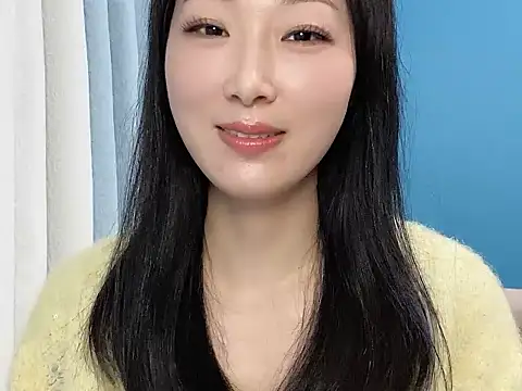 Snapshot of ella55-- chatting on 11/07/25, 03:22 ella55-- online show from 11/07/25, 03:22